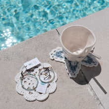 Carregar imagem no visualizador da galeria, Almar White Crochet Coaster - Base para copos em crochet à beira da piscina
