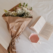 Carregar imagem no visualizador da galeria, Love Letter Mug
